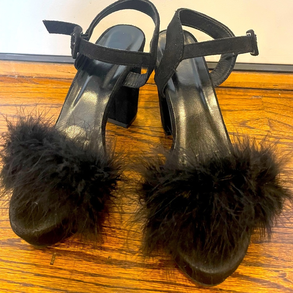 Minimalist Fluffy Chunky Heeled Strappy Sandals - Black